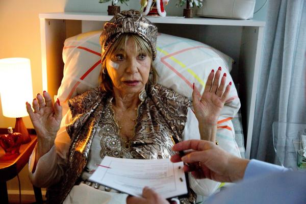 Bild 1 von 15: Oma Susanne (Judy Winter) hat sich das Bein gebrochen und ist nicht krankenversichert.