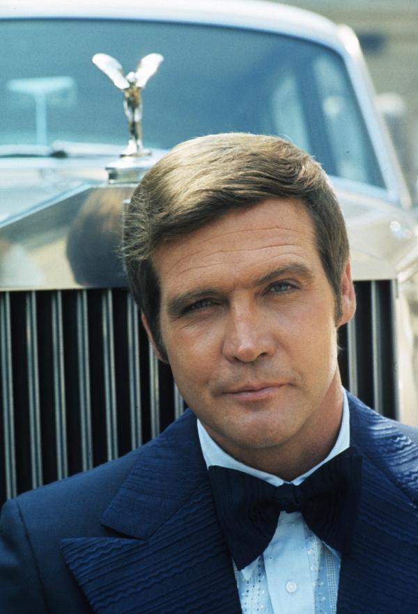 Bild 1 von 2: Der Astronaut Colonel Steve Austin (Lee Majors) wird bei einem Testflug lebensgefährlich verletzt. Nach einer 6 Mio. teuren Operation des Geheimdienstes ist er halb Mensch, halb Maschine und arbeitet in geheimer Mission. Er ist der \