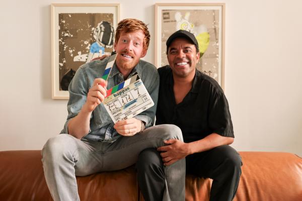 Bild 1 von 2: Von links: Sebastian Winkler und Simon Pearce am Set der neuen Sketch-Comedy Serie \