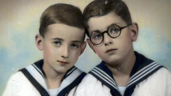 Bild 1 von 13: Im Bild: Ernst und Erwin Landau bei der Ankunft in Shanghai. Erwin war der Vater von Michael und Daniel Landau.