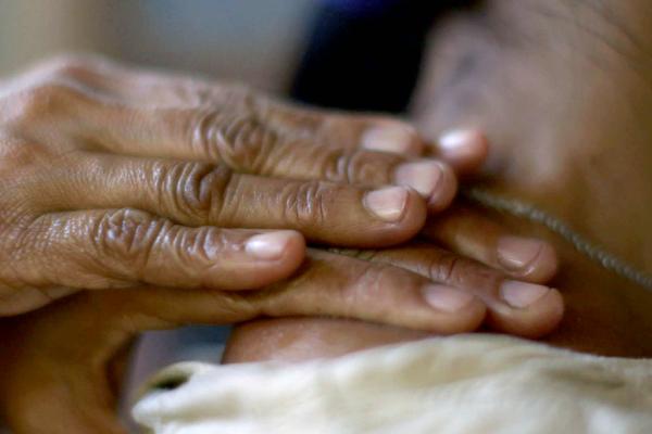 Bild 1 von 5: Die Manghihilot Angelita benutzt bei ihrer Therapie nur Kokosöl.
