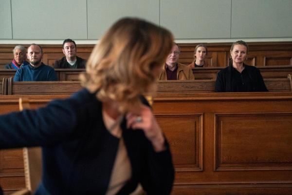 Bild 1 von 11: Im Bild: Nach ihrer Aussage als Polizeikommissarin verfolgt Vera Lanz (Katharina Böhm, r.) die Zeugenaussage der Ehefrau Annika Troy (Wiebke Puls, l.) als Zuschauerin. Hat sie etwas übersehen?