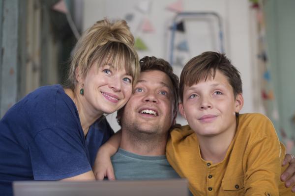 Bild 1 von 4: Nach einigen Abenteuern mit dem kleinen Äffchen findet die Familie (Frida Hallgren, Johan Petersson und Julius Juimenez Hugoson, v.l.n.r) wieder zusammen zurück ins Leben.© MDR/Unlimited Stories AB 2017/Niklas Maupoix- Honorarfreie Verwendung gemäß AGB im redaktionellen Zusammenhang mit genannter Sendung bei Nennung \