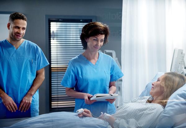 Bild 1 von 11: (v.l.n.r.) Dr. Matteo Moreau (Mike Adler); Prof. Dr. Patzelt (Marijam Agischewa); Dorothea Eckert (Antje Schmidt)