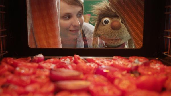 Bild 1 von 5: Maya und Moppi werfen einen Blick in den Ofen.