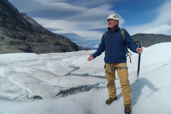 Bild 1 von 4: Der Grey-Gletscher ist ein 28 Kilometer langer Strom aus gefrorenem Wasser. Er ist durchzogen von Rissen, blauen Schatten und kleinen Eishöhlen.