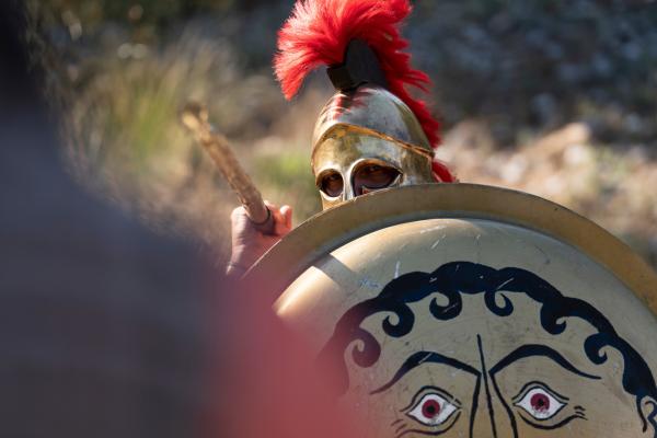 Bild 1 von 8: In einer Welt, in der Feinde auf jede Schwäche lauern, heißt es \