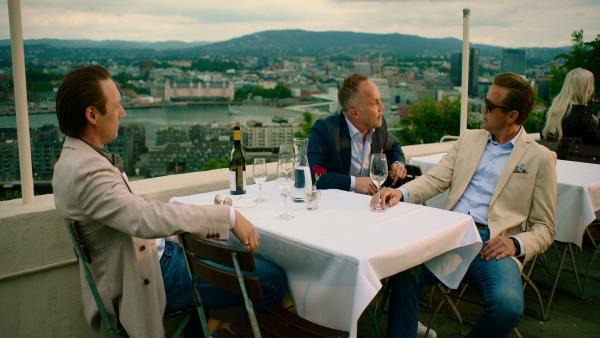 Bild 1 von 3: In einem Restaurant beschließen Adam (Simon J. Berger, l.), Jeppe (Jon Øigarden, M.) und Henrik (Tobias Santelmann, r.)  ihre neueste Geschäftsidee mit einem Wochenende voller Exzesse gebührend zu feiern.
