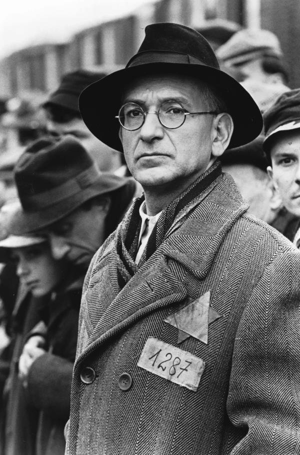 Bild 1 von 6: Itzhak Stern (Ben Kingsley), Buchhalter von Oskar Schindler, ist maßgeblich für dessen Sinneswandel und die Einstellung geschwächter Jüdinnen und Juden in seiner Fabrik verantwortlich.