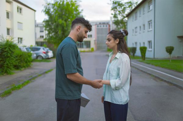 Bild 1 von 5: Elaha (Bayan Layla) hofft, dass sie zukünftig in der Ehe mit Nasim (Armin Wahedi) ein freieres Leben führen kann.