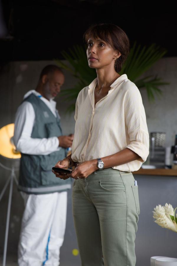 Bild 1 von 7: Mélissa Sainte-Rose (Sonia Rolland, r.)