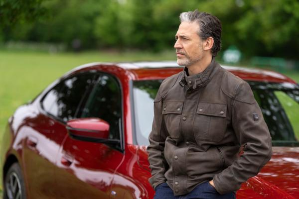 Bild 1 von 12: Welche Rolle spielt der schwerreiche Architekt Harry Peterson (Adam Rayner)?