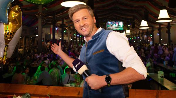 Bild 1 von 3: Moderator Johannes Zenglein führt durch den Abend mit Festzelt, Fahrgeschäften und Feierlaune.