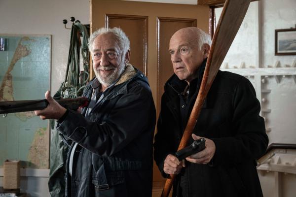 Bild 1 von 10: Ingo Osborn (Dietrich Hollinderba?umer, r.) und Olaf Bolt (Dieter Hallervorden, l.) haben ihr Opfer Hinnerk Feldmann erfolgreich in die Falle gelockt und gefesselt. Ihrem Fluchtplan steht nichts mehr im Weg.