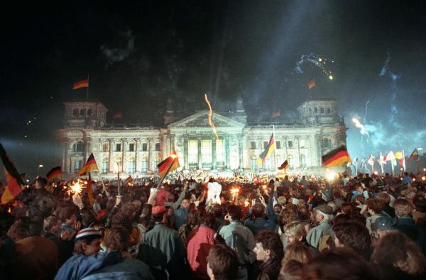 Bild 1 von 6: Menschenmenge am 3. Oktober 1990 vor dem Reichstag in Berlin.