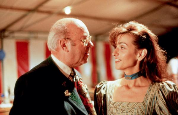 Bild 1 von 3: Im Bild: Bürgermeister Grassl (Toni Berger) ist sehr angetan von der neuen Leiterin des Fremdenverkehrsamtes Stefanie Kern (Carmen Motz).