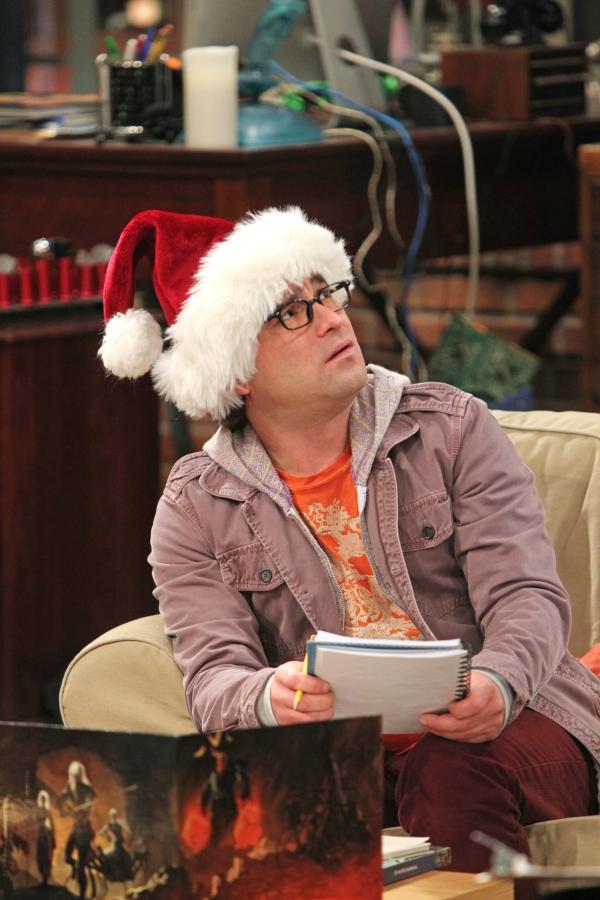 Bild 1 von 12: Während Penny, Bernadette und Amy versuchen, ein Mädchen für Raj zu finden, nachdem er zu einem Mädelsabend mitgekommen ist, erinnern sich Sheldon und Leonard (Johnny Galecki) bei einem Spieleabend an Weihnachtsmomente in der Vergangenheit ...