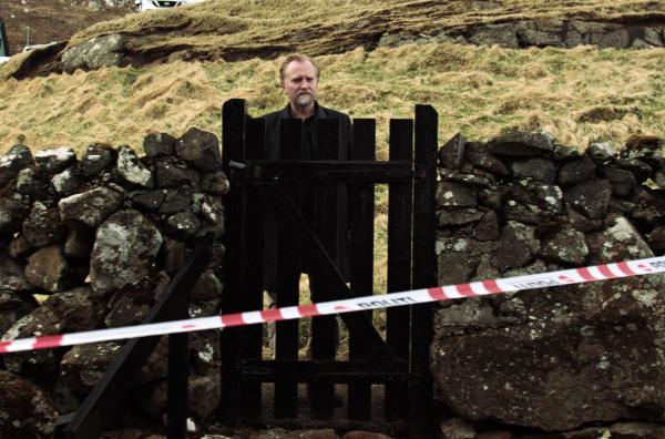 Bild 1 von 3: Hannis (Ulrich Thomsen) stellt Nachforschungen zum grausamen Tod seiner Tochter an.