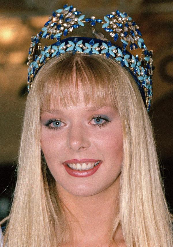 Bild 1 von 4: Im Bild: Olympische Winterspiele in Calgary, Kanada. Miss World 1987 Ulla Weigerstorfer präsentiert sich im Österreich-Haus in Calgary.
