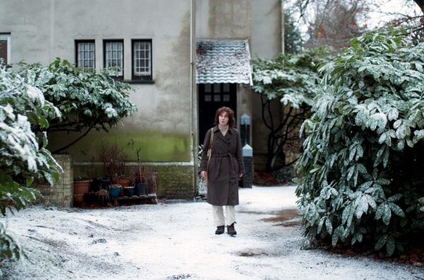 Bild 1 von 1: Trotz ihrer Schwangerschaft ist Etty (Julia Windischbauer) entschlossen, in die Außenstelle des Judenrats im Lager Westerbork zu wechseln. Auch wenn niemand für ihre Sicherheit garantieren kann, will sie sich dem Schicksal ihres Volkes nicht entziehen.