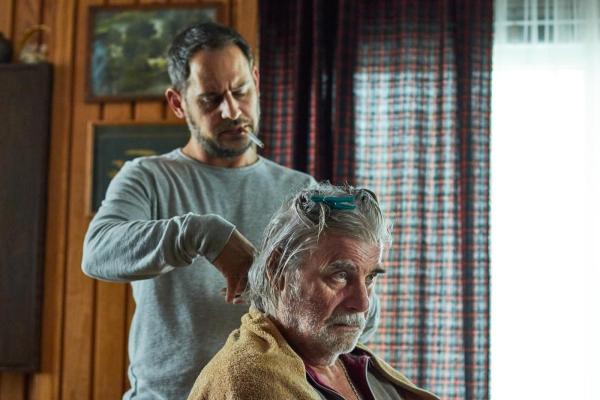 Bild 1 von 8: Ricky (Moritz Bleibtreu, l.); Rickys Vater (Peter Simonischek, r.)