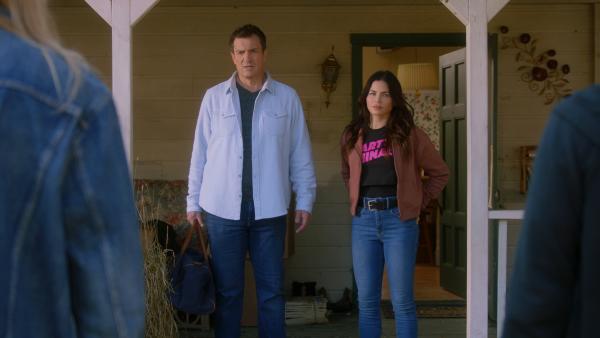 Bild 1 von 3: John Nolan (Nathan Fillion) und Bailey (Jenna Dewan) erhalten plötzlich unerwarteten Besuch von Fremden auf dem Anwesen von Johns Mutter.