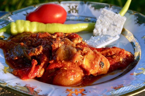 Bild 1 von 5: Piperki, ein Paprika-Ragout mit Tomaten und Frischkäse, verfeinert mit Wachteleiern- - eine Spezialität aus Ost-Rumänien und ein traditionelles Gericht der Aromunen
