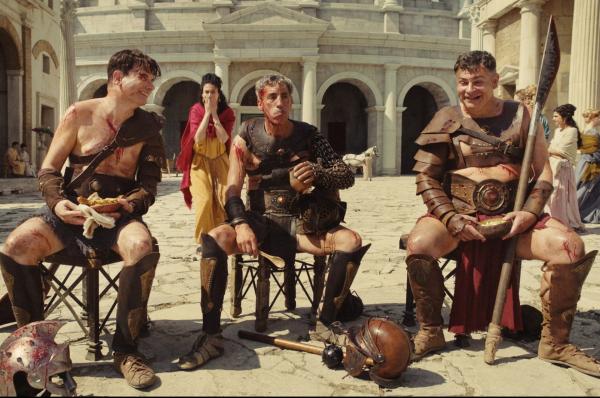 Bild 1 von 6: Die Gladiatoren Titus (Carsten Strauch, l.), Juba (Alexander Schubert, 2.v.l.) und Dionysios (Paul Sedlmeir, r.) stehen vor ihrer größten Herausforderung.