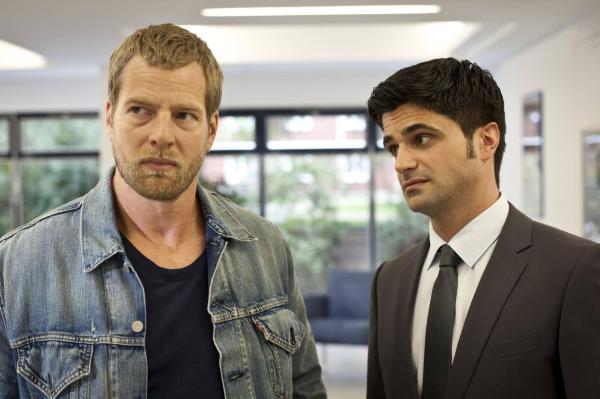 Bild 1 von 34: (3. Staffel) - Haben privat kräftig zu kämpfen: der letzte Bulle Mick Brisgau (Henning Baum, l.) und sein karrierebewusster Kollege Andreas Kringge (Maximilian Grill, r.) ...