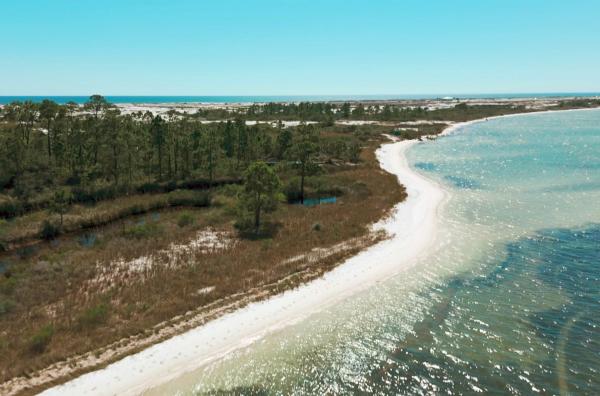 Bild 1 von 6: Vor der Küste von Pensacola in Florida erstreckt sich eine Reihe langer, schmaler Sandinseln.