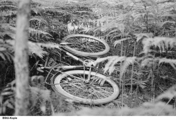 Bild 1 von 2: Verbrechen passen nicht in den Sozialismus, denn das sozialistische Menschenbild ist ein friedliches.  Die DDR-Bürger sollen glauben, dass ihr Land frei von Kriminalität ist. Hier geht es um den Fall Hagedorn.