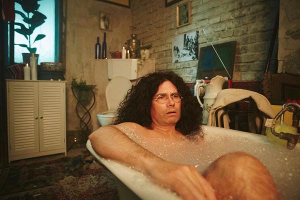 Bild 1 von 4: Rainer Langhans (Carsten Strauch) nimmt ein entspannendes Schaumbad in seiner Kommune.