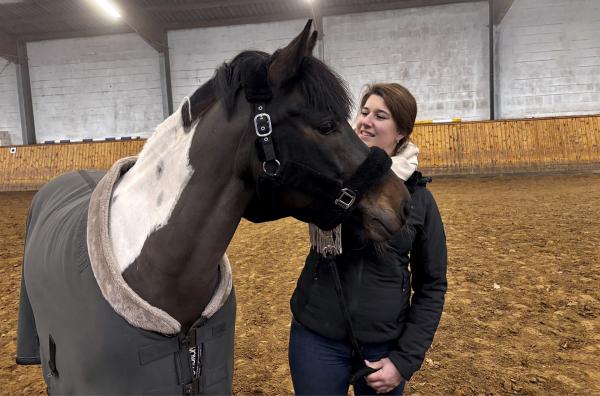 Bild 1 von 2: Kira muss sicher von ihrem geliebten Pferd Samy trennen, weil ihr die Kosten für den Tierarzt über den Kopf wachsen.