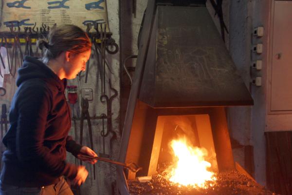 Bild 1 von 2: Christine Habermann vor einer Esse.