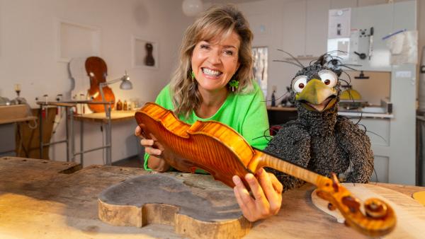 Bild 1 von 4: Eine Musikbox aus Ahorn- und Fichtenholz: Anne-Sophie Mutter zeigt Rudi (Lennart Morgenstern), woraus eine Geige gebaut wird.
© ZDF/Adam Kaiser-Lynch - Honorarfreie Verwendung gemäß AGB im redaktionellen Zusammenhang mit genannter Sendung bei Nennung \