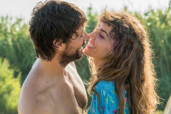 Bild 1 von 20: Im Bild: Álvaro Morte (Óscar), Irene Arcos (Veronica).