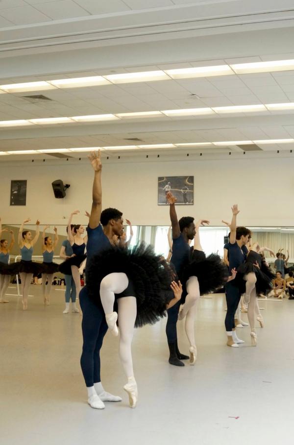 Bild 1 von 2: In der Kompanie des San Francisco Ballet kommen Tänzerinnen und Tänzer aus der ganzen Welt zusammen und bringen verschiedene Stile und Traditionen mit.