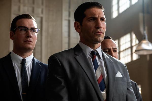 Bild 1 von 8: Don Frey (Joe Williamson, l.); Lee Iacocca (Jon Bernthal, r.)