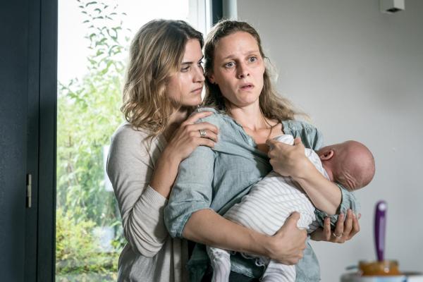 Bild 1 von 5: Aurelie Moreau (Morgane Ferru, l.); Julia Köllmann (Picco von Groote, M.)