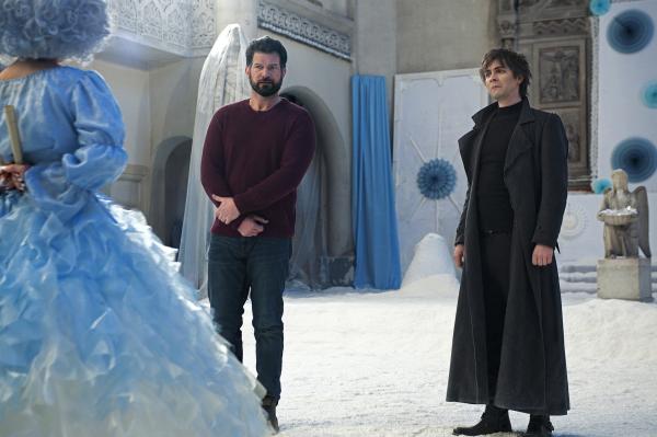 Bild 1 von 3: Sascha (Simon Böer) und Ruprecht (Björn Harras) müssen sich vor den Weihnachtselfen beweisen.