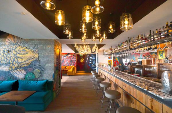 Bild 1 von 3: In Nairobi sind ein Restaurant und eine Bar durch Graffitikünstler zu einer weltweiten Attraktion geworden.