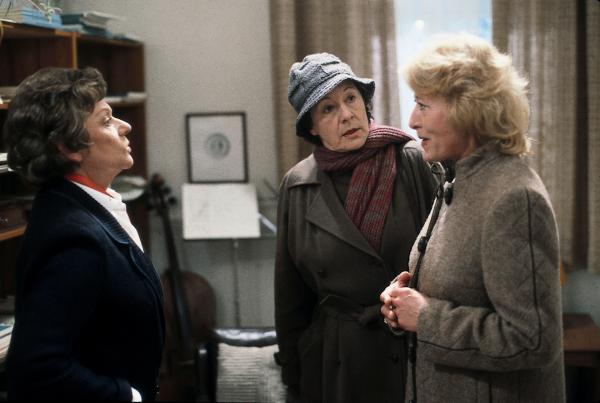 Bild 1 von 1: Zuhause in ihrer Wohnung wird Oma Drombusch (Grete Wurm, l.) das Alleinsein unerträglich. Zwei Frauen (Renate Bochow, M. und Ruth Köhler, r.) sind an der Wohnung interessiert, doch Oma besinnt sich eines Besseren.