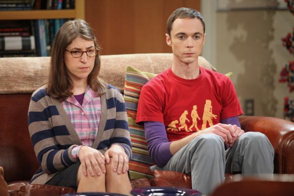 Bild 1 von 4: Amy (Mayim Bialik, l.) und Sheldon (Jim Parsons, r.) verbringen immer mehr Zeit miteinander, was ihre Freunde ziemlich nervt ...