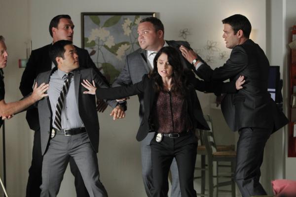 Bild 1 von 6: Bei der Aufklärung eines Mordfalles gerät das CBI-Team mit den Leuten vom FBI aneinander: Wayne (Owain Yeoman, 2.v.l.), Kimball (Tim Kang, 3.v.l.), FBI Agent Reede Smith (Drew Powell, 3.v.r.), Teresa (Robin Tunney, 2.v.r.) und FBI Agent Gabe Mancini (Ivan Sergei, r.) ...