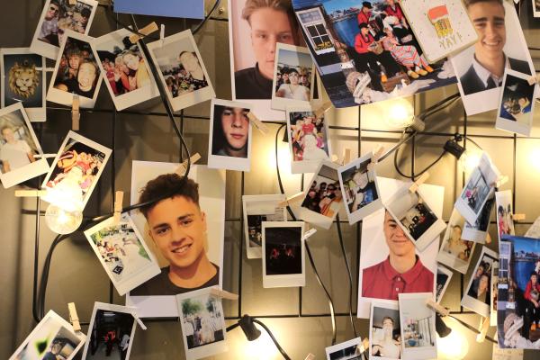 Bild 1 von 4: Alex, Jeppe, Luke, Mark und Ruben haben ihre gemeinsame WG-Zeit in vielen Fotos festgehalten. Die besten Aufnahmen haben es an die WG-Wand geschafft.