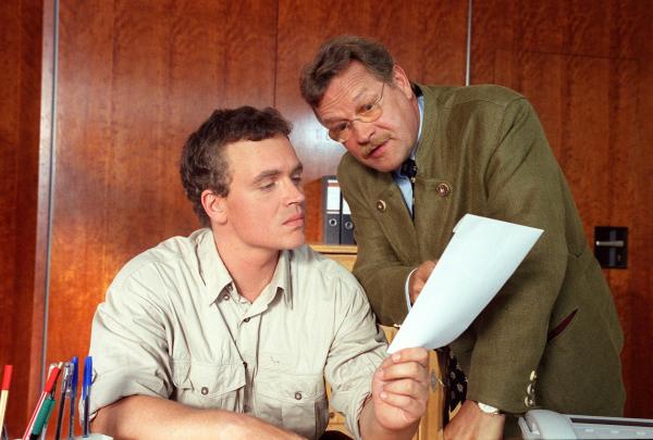 Bild 1 von 6: Im Bild (v.li.): Sascha Wussow (Georg), Fritz von Friedl (Claus Blüm).