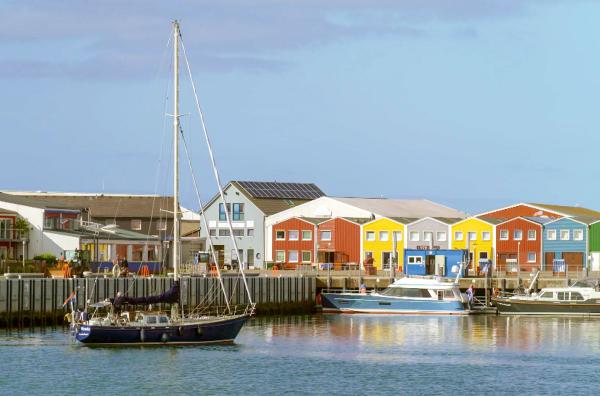 Bild 1 von 2: Weit draußen vor der deutschen Nordseeküste liegt Helgoland: eine beliebte Urlaubsinsel mit kaltem Wasser und Steilküsten aus rotem Buntsandstein.