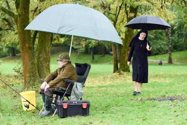 Bild 1 von 15: Im Bild: Schwester Hanna (Janina Hartwig) muntert Wöller (Fritz Wepper) auf. Sie werden zusammen bei der Gala auftreten.