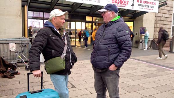 Bild 1 von 3: Lothar (re. freut sich auf Michaels Rückkehr aus Berlin. Sechs Wochen lang hat er einen Teil seiner Arbeit übernommen. Nun holt er den Freund am Bahnhof ab