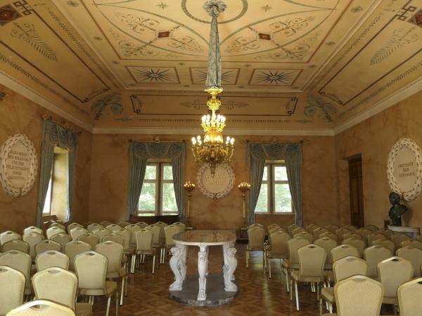 Bild 1 von 10: Konstitutionssaal mit Medaillons und Inschriften, die die Prinzipien der Verfassung, die König Max I. Joseph den Bayern 1818 gewährte, illustrieren, gestaltet von Leo von Klenze, Gräflich Schönborn'sches Schloss, Gaibach, 1820.